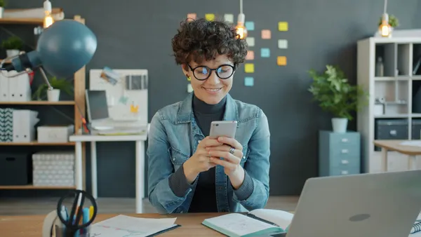 海外でSMSや＋メッセージは使える？受信や送信の料金、注意点などを解説